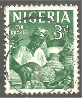 XW01-0753 Nigeria Oyo Carver Sculpteur Graveur Poterie Pottery  - Altri & Non Classificati
