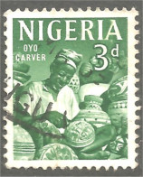 XW01-0755 Nigeria Oyo Carver Sculpteur Graveur Poterie Pottery  - Autres & Non Classés