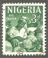 XW01-0751 Nigeria Oyo Carver Sculpteur Graveur Poterie Pottery  - Nigeria (1961-...)