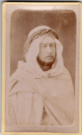Photo CDV D'un Homme Habillée En Arabe Posant Dans Un Studio Photo - Oud (voor 1900)