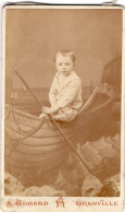 Photo CDV D'un Jeune Garcon   Posant Dans Un Studio Photo A Granville - Ancianas (antes De 1900)