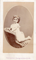 Photo CDV D'une  Jeune Fille  élégante Posant Dans Un Studio Photo A Paris - Ancianas (antes De 1900)