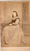 Photo CDV D'une Femme  élégante Posant Dans Un Studio Photo - Old (before 1900)