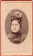Photo CDV D'une Femme  élégante Posant Dans Un Studio Photo - Ancianas (antes De 1900)