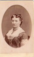 Photo CDV D'une Femme  élégante Posant Dans Un Studio Photo A Leeuwarden   ( Pays-Bas ) - Old (before 1900)
