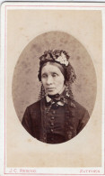 Photo CDV D'une Femme élégante Posant Dans Un Studio Photo A  Zutphen ( Pays-Bas ) - Old (before 1900)