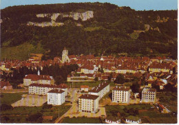 (39). Poligny. Ed Cellard U 57070 Vue Générale Années 70 Bas De La Ville Rochers - Poligny