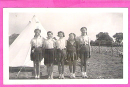 Photo De 5 Girl-scouts Guides Eclaireuses Devant Leur Tente De Campement - Sport
