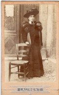 Photo CDV D'une Jeune Femme élégante Posant Devant L'entré De Sont Immeuble - Ancianas (antes De 1900)