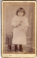 Photo CDV D'une Petite Fille élégante Posant Dans Un Studio Photo - Anciennes (Av. 1900)