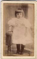 Photo CDV D'une Petite Fille élégante Posant Dans Un Studio Photo - Oud (voor 1900)