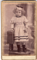 Photo CDV D'une Petite Fille élégante Posant Dans Un Studio Photo - Alte (vor 1900)