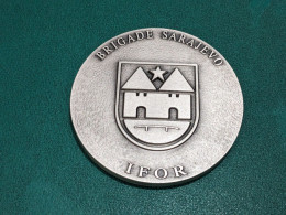 Medaille De Table Militaire Brigade Sarajevo IFOR Insigne Otan En Bronze Bronze Edition Fia Etat Neuf - Compet En Boite - Frankrijk