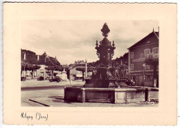 (39). Poligny. Ed Combier. 12 La Place Et La Fontaine Voitures Anciennes - Poligny