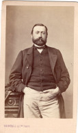 Photo CDV D'un Homme  élégant Posant Dans Un Studio Photo A Paris - Oud (voor 1900)