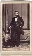 Photo CDV D'un Homme  élégant Posant Dans Un Studio Photo A Paris - Oud (voor 1900)