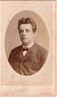 Photo CDV D'un Homme élégant Posant Dans Un Studio Photo A Amsterdam ( Pays-Bas ) - Anciennes (Av. 1900)