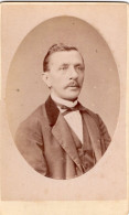 Photo CDV D'un Homme élégant Posant Dans Un Studio Photo A Leeuwarden   ( Pays-Bas ) - Oud (voor 1900)