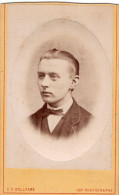 Photo CDV D'un Homme élégant Posant Dans Un Studio Photo A S . Hage ( Pays-Bas ) - Anciennes (Av. 1900)