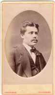 Photo CDV D'un Homme  élégant Posant Dans Un Studio Photo A Leeuwarden ( Pays-Bas ) - Old (before 1900)