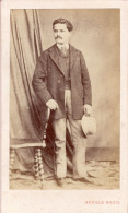 Photo CDV D'un Homme  élégant Posant Dans Un Studio Photo A Montauban - Ancianas (antes De 1900)