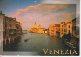 Venezia  Au Coucher Ou Lever Du Soleil, Cathédrale, Canal Bateau à Moteur   2 Sc - Venetië (Venice)