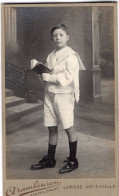 Photo CDV D'un Jeune Garcon  élégant Posant Dans Un Studio Photo A Chatellerault - Anciennes (Av. 1900)