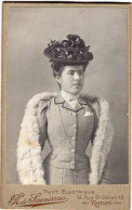 Photo CDV D'une  Femme élégante Posant Dans Un Studio Photo A Roubaix Vers 1905 - Alte (vor 1900)