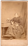 Photo CDV D'une Femme  élégante Posant Dans Un Studio Photo A  Londre - Anciennes (Av. 1900)