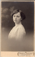 Photo CDV D'une Femme élégante Posant Dans Un Studio Photo A Delémont ( Suisse ) - Anciennes (Av. 1900)