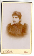 Photo CDV D'une Jeune Fille  élégante Posant Dans Un Studio Photo A Hyéres - Antiche (ante 1900)