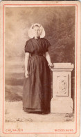 Photo CDV D'une Jeune Fille  élégante Posant Dans Un Studio Photo A Middelburg ( Pays-Bas ) - Antiche (ante 1900)