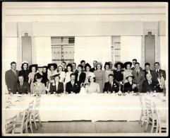 PHOTO Photographie, Banquet De Mariage (les Femmes Portent Des Chapeaux Rigolos...) - Autres & Non Classés