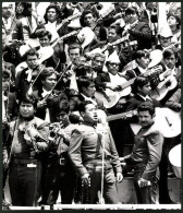 Fotografie Südamerikanisches Musikorchester & Sänger Während Einer Vorführung  - Other & Unclassified