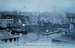 CPA 1910 / 20   - BREST Le PONT DE RECOUVRANCE- PASSAGE D'UN CROISEUR Très Bon Etat - Brest