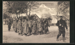 AK Im Gefangenenlager, Russische Soldaten Auf Dem Weg Zur Arbeit  - Guerre 1914-18