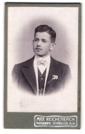 Fotografie Max Reichenbach, Schärding, Bahnhofstrasse 183, Portrait Junger Herr Im Anzug Mit Fliege  - Anonieme Personen