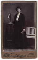 Fotografie Arnold Hirnschrodt, Ried /Innkreis, Portrait Bürgerliche Dame Mit Buch In Der Hand  - Persone Anonimi