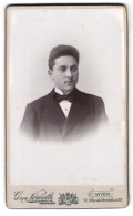 Fotografie G. Von Németh Nachfolger, Wien, Mariahilferstrasse 101, Portrait Junger Herr Im Anzug Mit Fliege  - Anonieme Personen