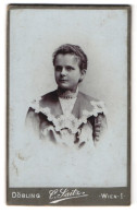 Fotografie Carl Saitz, Wien, Wollzeile 24, Döbling, Hauptstrasse 14, Portrait Junge Dame Mit Zurückgebundenem Haar  - Persone Anonimi