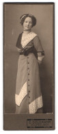 Fotografie C. Goldmann, Kaufbeuren, Portrait Junge Dame Im Modischen Kleid  - Anonieme Personen