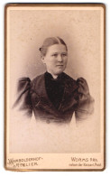 Fotografie F. Winguth, Worms A. Rhein, Kämmererstrasse 48, Portrait Junge Dame Im Kleid Mit Kragenbrosche  - Personnes Anonymes
