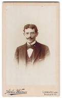 Fotografie Jul. Weimer, Limburg /Lahn, Neumarkt 10, Portrait Eleganter Herr Mit Brille Und Moustache  - Persone Anonimi
