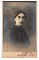 Fotografie E. F. Eckardt, Kaufbeuren, Am Wiestor, Portrait Bürgerliche Dame Mit Zwicker  - Anonyme Personen