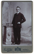 Fotografie Franz. Kölbl, Wien, X. Laxenburgerstr. 46, Mann Im Anzug Mit Oberlippenbart In Stehender Pose  - Personnes Anonymes