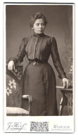 Fotografie J. Herf, Worms, Gymnasiumstr. 4, Junge Frau In Eleganter Kleidung In Stehender Pose  - Personnes Anonymes