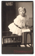 Fotografie C. Goldmann, Kaufbeuren, Kleines Mädchen Im Weissen Kleid Mit Einem Buch  - Personnes Anonymes