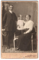 Fotografie Emil Franz Eckardt, Kaufbeuren Am Wiestor, Familie In Eleganter Kleidung  - Persone Anonimi