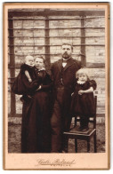 Fotografie Gebr. Roland, Fritzlar, Familie In Eleganter Kleidung Im Garten  - Anonyme Personen