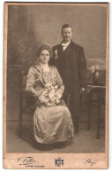 Fotografie Josef Futter, Steyer, Pfarrgasse 14, Ehepaar In Ausgeh-Kleidung, Blumenstrauss  - Personnes Anonymes